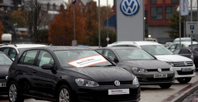 Coches aparcados en un confesionario de Volkswagen en Londres. REUTERS