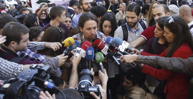 El secretario general de Podemos, Pablo Iglesias, hace declaraciones a los medios durante la marcha estatal contra la violencia machista. EFE/J.J. Guillén