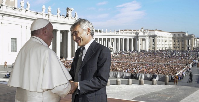 El papa Francisco saluda al jefe del Instituto Nacional de Bienestar Social de Italia, Tito Boeri, durante su audiencia con miembros de la entidad nacional de seguros (INPS) en el Vaticano. REUTERS