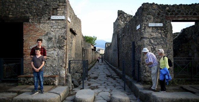 Varios turistas por la antigua ciudad romana de Pompeya. REUTERS/Alessandro Bianchi