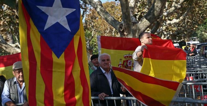 Una estelada y una bandera de España en las inmediaciones del Parlament. - EFE