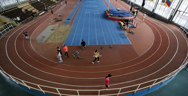 Varios atletas entrenan hoy en el centro olímpico 'hermanos Znamensky' en Moscú. /REUTERS