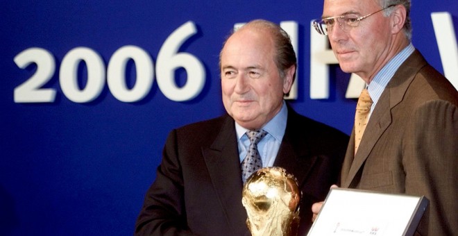 Blatter y Beckenbauer, en una imagen de 2000. REUTERS/Kai Pfaffenbach
