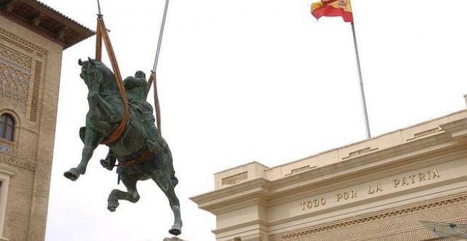 6 de febrero de 2006, una grúa retira la estatua de Franco del acceso de la Academia General Militar de Zaragoza- EFE