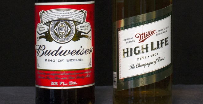 Una botella de la cerveza  Budweiser junto a una de Miller High Life. Sus fabricantes, Anheuser-Busch InBev y SABMiller, han acordado su fusión. REUTERS/Brendan McDermid