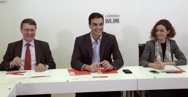 El secretario general del PSOE, Pedro Sánchez (c), durante la reunión de trabajo que mantuvo con el comité de expertos que está colaborando con el PSOE en el programa electoral. EFE