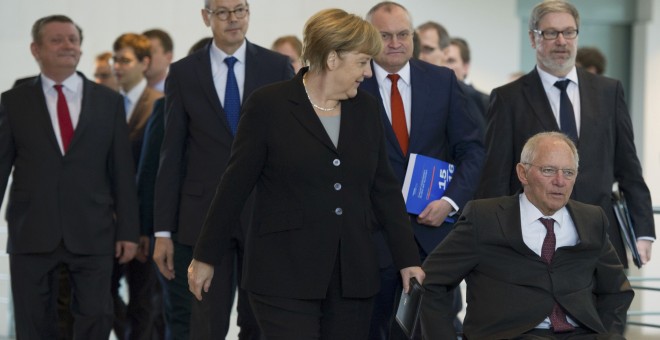 La canciller alemana Angela Merkel, con su ministro de Fiananzas, Wolfgang Schaeuble, seguidos por los miembros del Consejo Asesor de Economistas del Gobierno alemán. REUTERS/Stefanie Loos