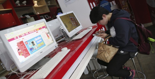 Un joven realiza sus compras online en una tienda de JD.com en una universidad en Pekín (China). EFE/Wu Hong