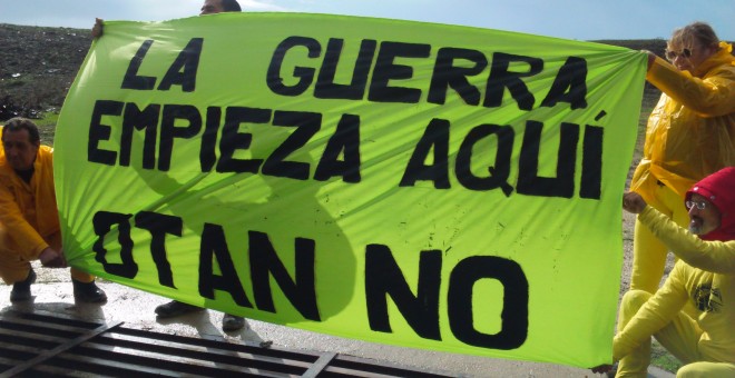 Acción de los activistas antimilitaristas en el el Campo de Adiestramiento Anfibio de la Sierra del Retín (Cádiz).