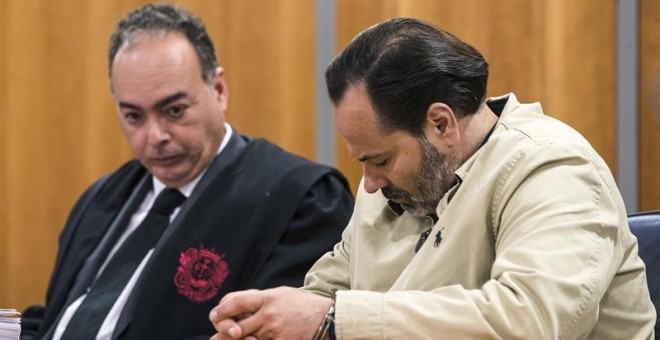 El acusado del asesinato (d), durante el juicio. EFE/Jorge Zapata