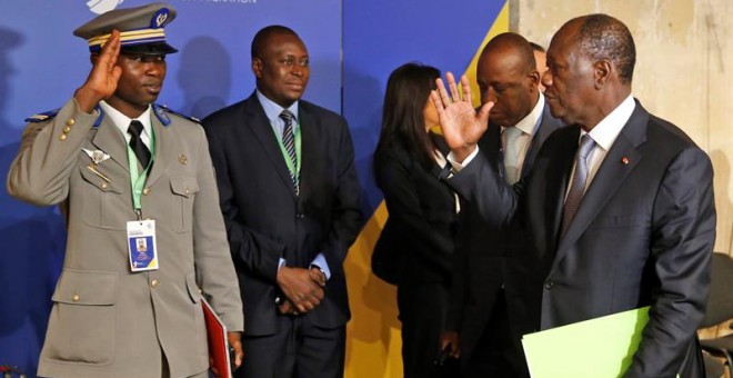 El presidente de Costa de Marfil, Alassane Outtara (derecha), saluda a un oficial en la Cumbre de La Valeta. / EFE
