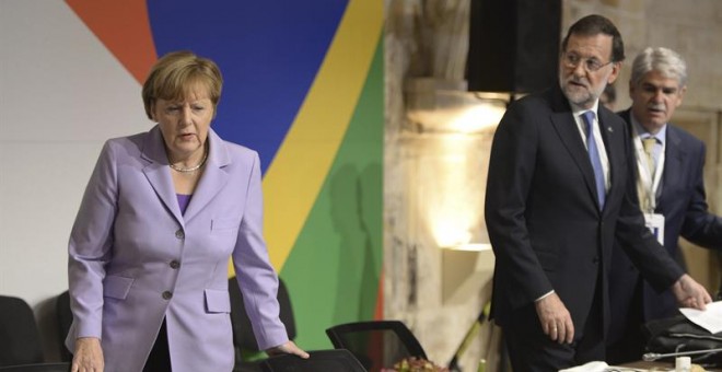 Mariano Rajoy y Angela Merkel, en la cumbre de La Valeta sobre inmigración. / EFE