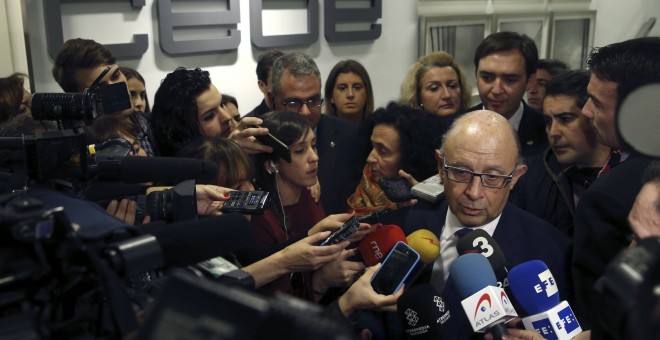 El ministro de Hacienda, Cristóbal Montoro, durante sus declaraciones a los medios previas a la Asamblea General de la Confederación de Jóvenes Empresarios (CEAJE). EFE/Kiko Huesca