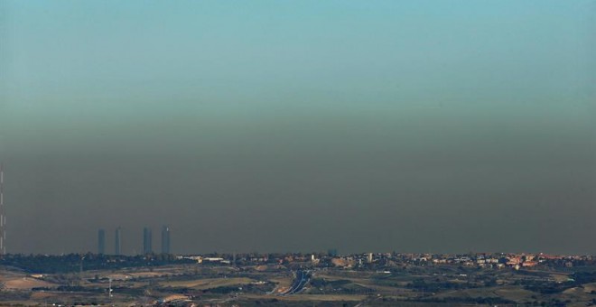 Vista de Madrid desde la zona norte, después de dos días consecutivos de niveles altos de concentración de dióxido de nitrógeno (NO2), nocivo para la salud, en la ciudad.- Juan Carlos Hidalgo (EFE)