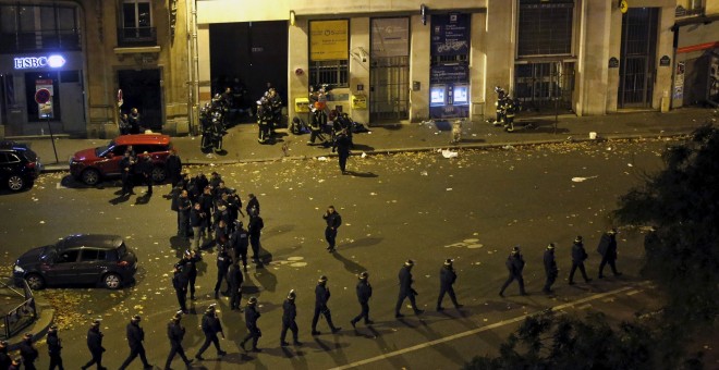 Agentes de Policía franceses con escudos protegen la sala de conciertos Bataclan, en Paris, atacada en los atentados terroristas de este viernes. REUTERS