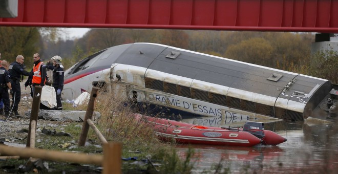 El tren siniestrado en Eckwersheim, noreste de Francia.- REUTERS/Vincent Kessler