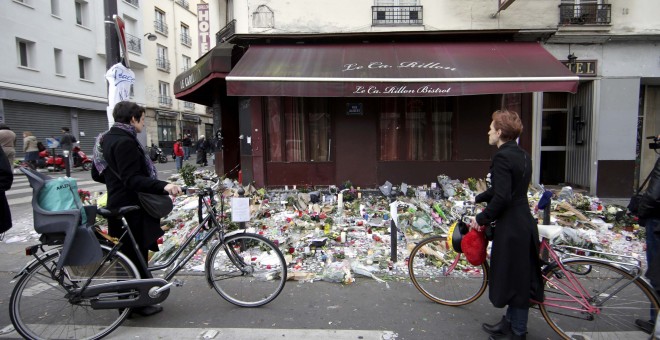 Los homenajes a las víctimas prosiguen este lunes en elrestaurante Le Carillon, uno de los sitios de ataque en París.- REUTERS