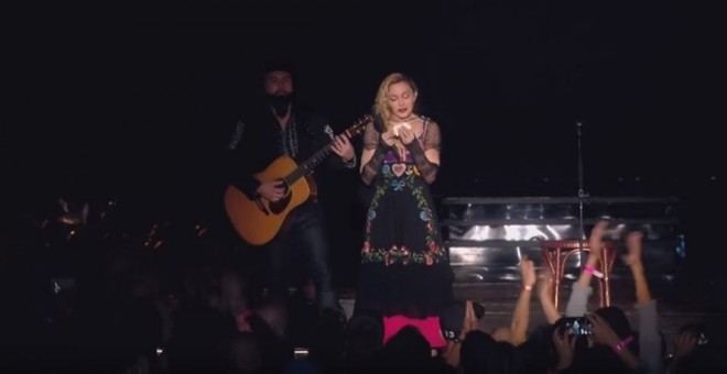 Madonna canta entre lágrimas su 'Like a Prayer' por París