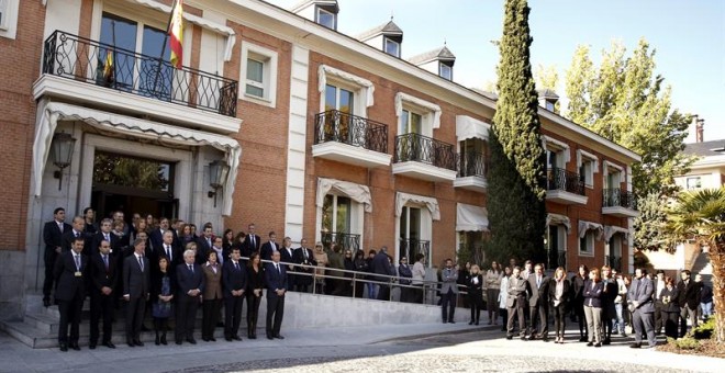 La vicepresidenta del Gobierno, Soraya Sáenz de Santamaría,dirige a las puertas del Palacio de la Moncloa un minuto de silencio en memoria de las víctimas.- EFE