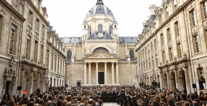 El presidente francés, François Hollande, el primer ministro, Manuel Valls, y ministra de Educación, Najat Vallaud-Belkacem, junto a decenas de estudiantes, profesores y otras personas, guardan un minuto de silencio en la Universidad de la Sorbona en home