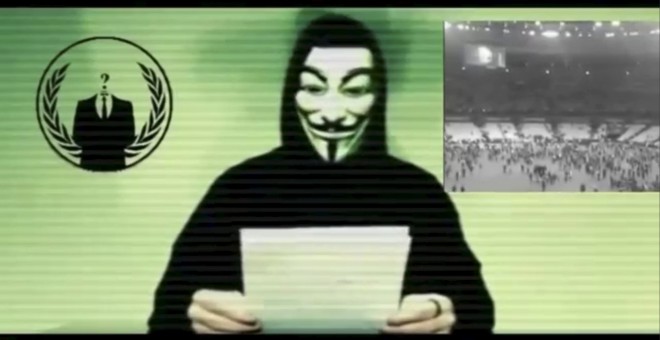 Captura de un vídeo que muestra a un hombre con la máscara asociada a Anonymus