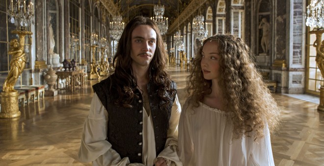 Fotograma de la serie 'Versailles'.