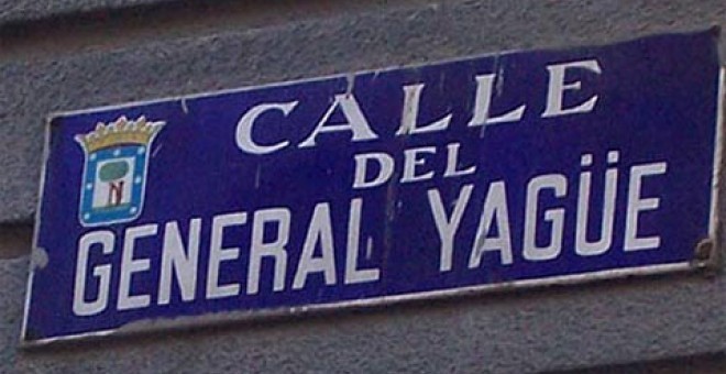 Placa de una calle de Madrid, que rinde homenaje al autor de la masacre de Badajoz de la Guerra Civil.- FORO POR LA MEMORIA