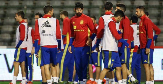 Entrenamiento de las selección española en Bruselas, antes de conocerse la suspensión del partido. / VIRGINIE LEFOUR (EFE)