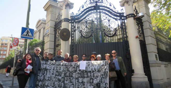 Imagen de la protesta de las asociaciones de las víctimas del franquismo ante la Embajada de Italia en Madrid.