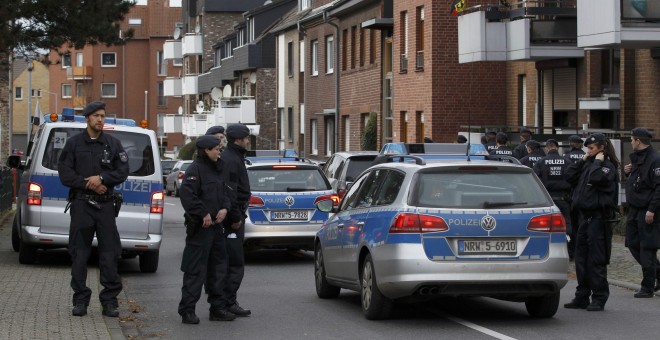Policías patrullando la ciudad alemana de Alsdorf, donde se ha detenido a varias personas por su supuesta relación con los atentados del viernes en París. REUTERS/Ina Fassbender