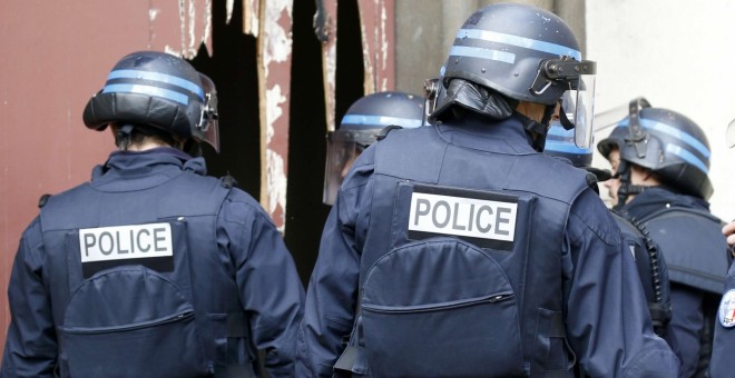 La policía francesa entran en la Iglesia un la iglesia de Saint-Denis después de romper la puerta con un hacha, durante la operación policial para capturar al presunto cerebro de los atentados de París.-  REUTERS / Jacky Naegelen