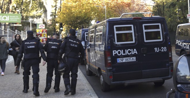Agentes de la Policía que han partipado en el desalojo del colegio mayor San Juan Evangelista, conocido como el 'Johnny', en los alrededores de la Universidad Complutense de Madrid. EFE/Angel Díaz