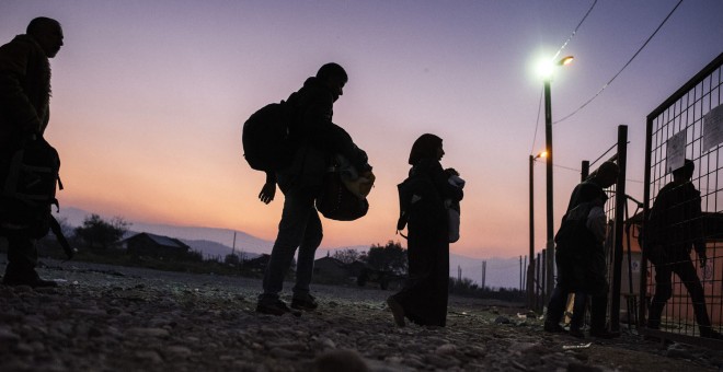 Migrantes y refugiados entraban anoche en un campo de registro después de cruzar la frontera entre Grecia y Macedonia cerca de Gevgelija. AFP / DIMITAR DILKOFF