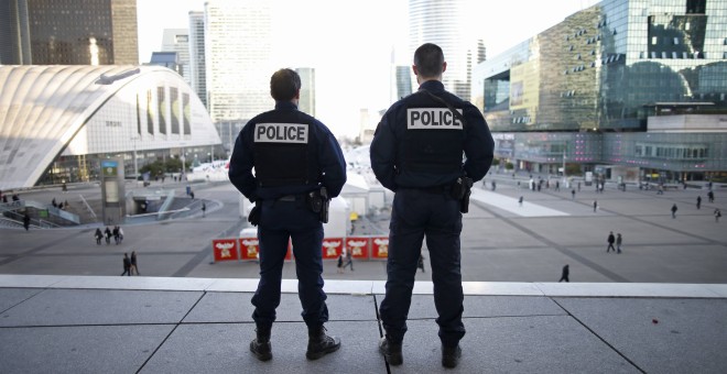 Agentes de la Policía francesa vigilan el distrito de Nanterre, en el barrio de La Defense, tras los ataques de París. REUTERS/Charles Platiau
