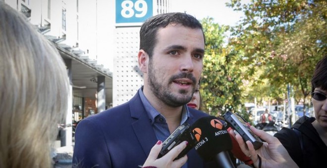 El candidato de IU, Alberto Garzón, presenta sus propuesta sobre vivienda junto a la SAREB, también llamado 'banco malo', en Madrid. JOSÉ CAMÓ/IU