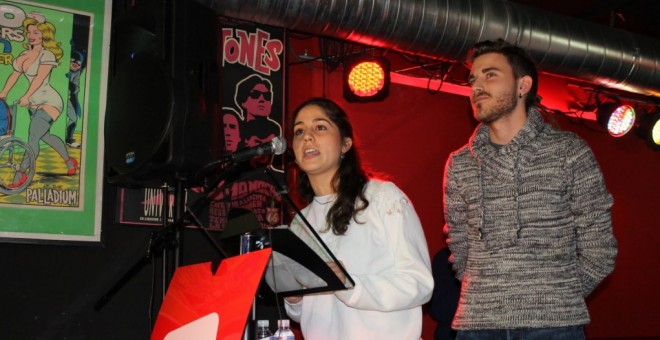 Lara Hernández y Carlos Martínez durante un acto de campaña de las elecciones autonómicas en Madrid.