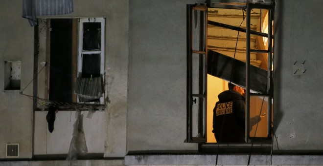 Agentes de policía investigan el piso donde se produjo el asalto policial a los yihadistas de Saint Denis. /REUTERS