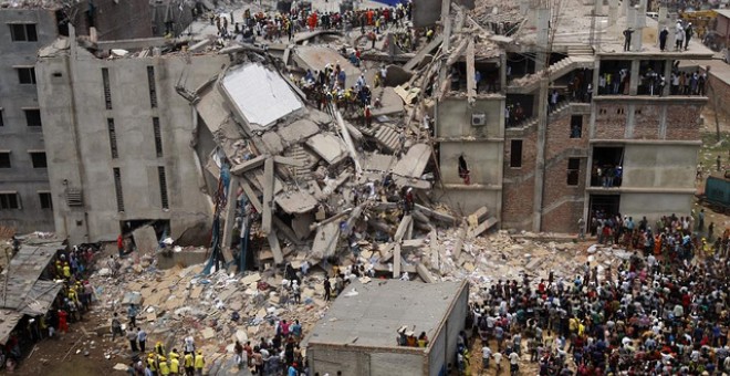 Derrumbe del complejo Rana Plaza en 2013 en Bangladesh, donde murieron más de un millar de trabajadores.- EFE
