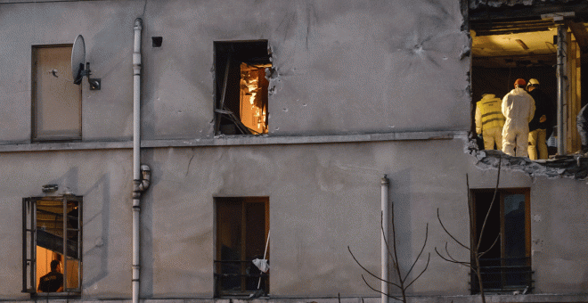 Miembros de la policía inspeccionan el edificio del número de la calle del Corbillon en Saint-Denis en París. EFE