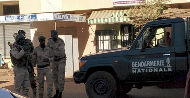 Fuerzas de Seguridad de Mali  cerca del hotel Radisson, en Bamako (Mali). REUTERS