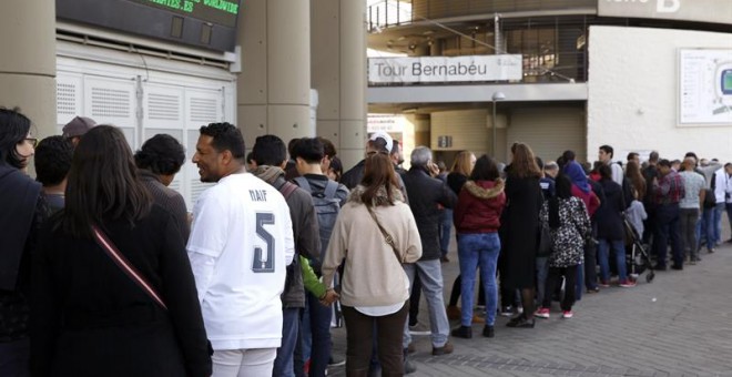 Aficionados hacen cola este viernes en el estadio Santiago Bernabéu. /EFE