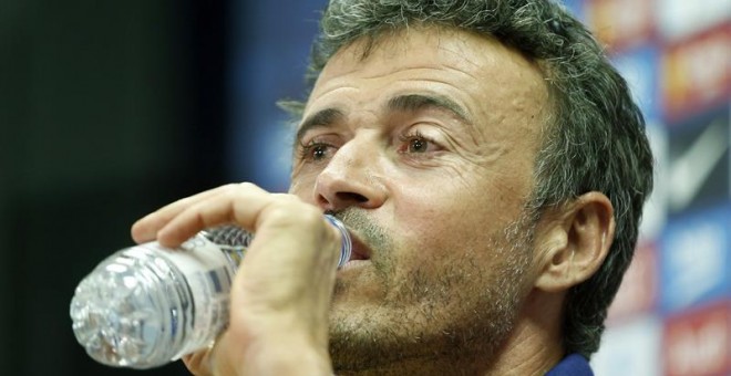 El entrenador del FC Barcelona, Luis Enrique, bebe agua durante la rueda de prensa. /EFE