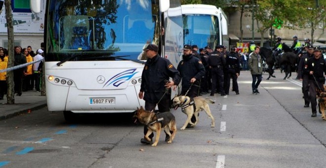 La unidad canina también se despliega en los aledaños del Bernabéu. EFE/Víctor Lerena