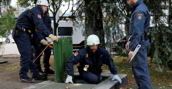 Agentes del Cuerpo de Policía Nacional de Subsuelo registran el alcantarillado de los alrededores del estadio Santiago Bernabéu. EFE/Chema Moya.