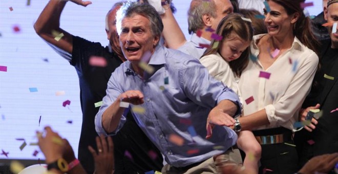 Mauricio Macri salud a sus seguidores tras vencer en las elecciones argentina. EFE/Silvina Frydlewsky