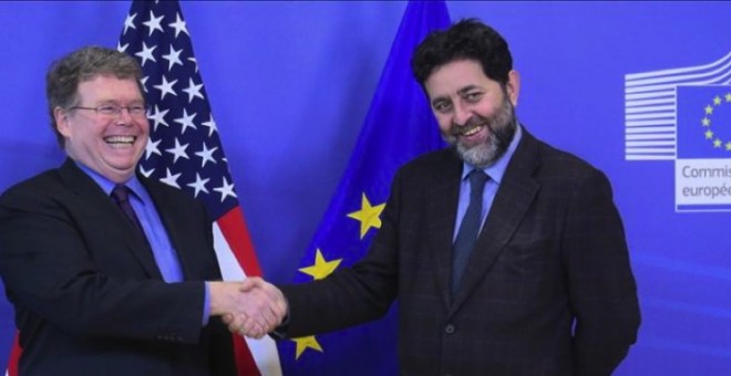 El jefe negociador estadounidense, Dan Mullaney (i), estrecha la mano del jefe del equipo negociador de la Unión Europea (UE) para el acuerdo comercial transatlántico con EEUU, Ignacio García Bercero. EFE