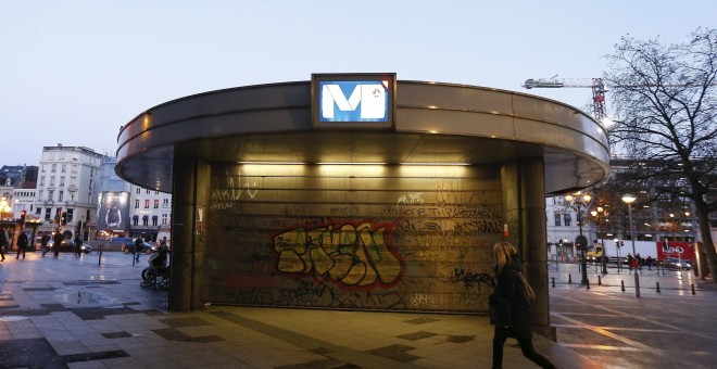 Vista del acceso cerrado a la estación de metro Porte de Namur en Bruselas (Bélgica). EFE/Laurent Dubrule