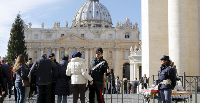 Agentes de los Carabineros italianos chequean a las personas que acceden a la Plaza de San Pedro. REUTERS/Alessandro Bianchi