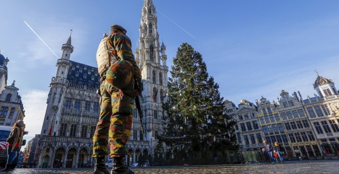 Un soldado belga patrulla en la Grand-Place de Bruselas durante el nivel elevado de seguridad tras los recientes ataques de Parí.  REUTERS/Yves Herman