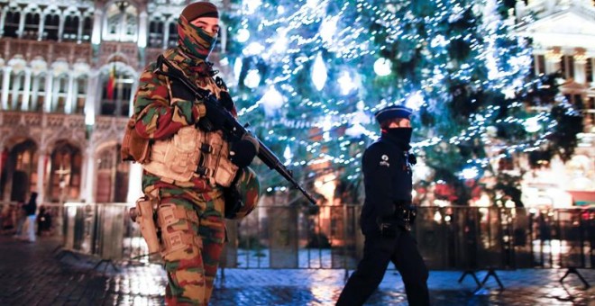 Un soldado y un policía belgas vigilan en la Grand Place de Bruselas. EFE